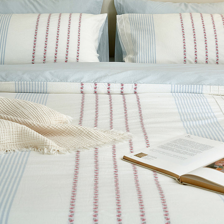 Cotton bedding set with embroidered stripes and fine percale quality