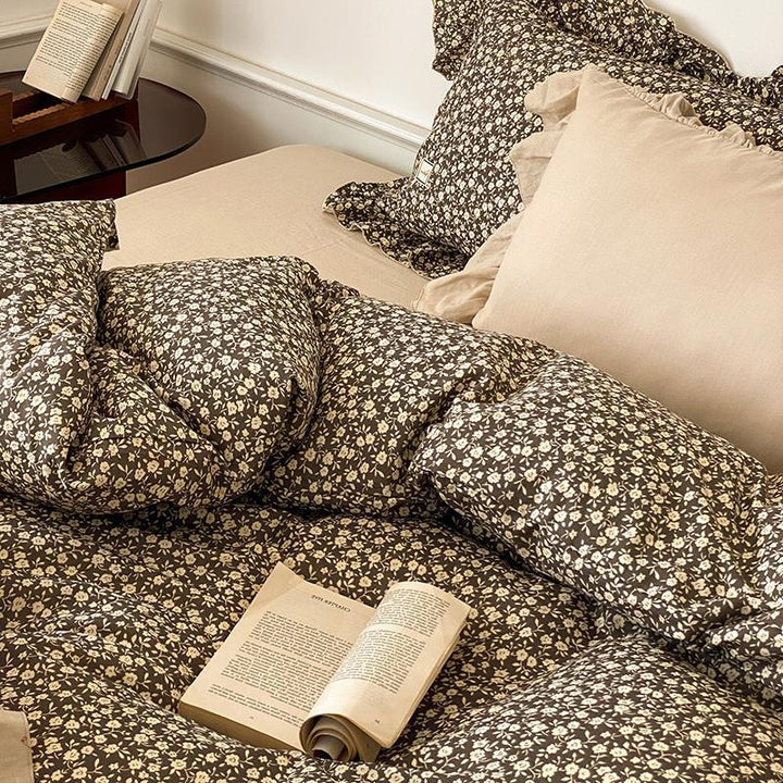 Cotton bedding set with delicate floral pattern and decorative ruffle