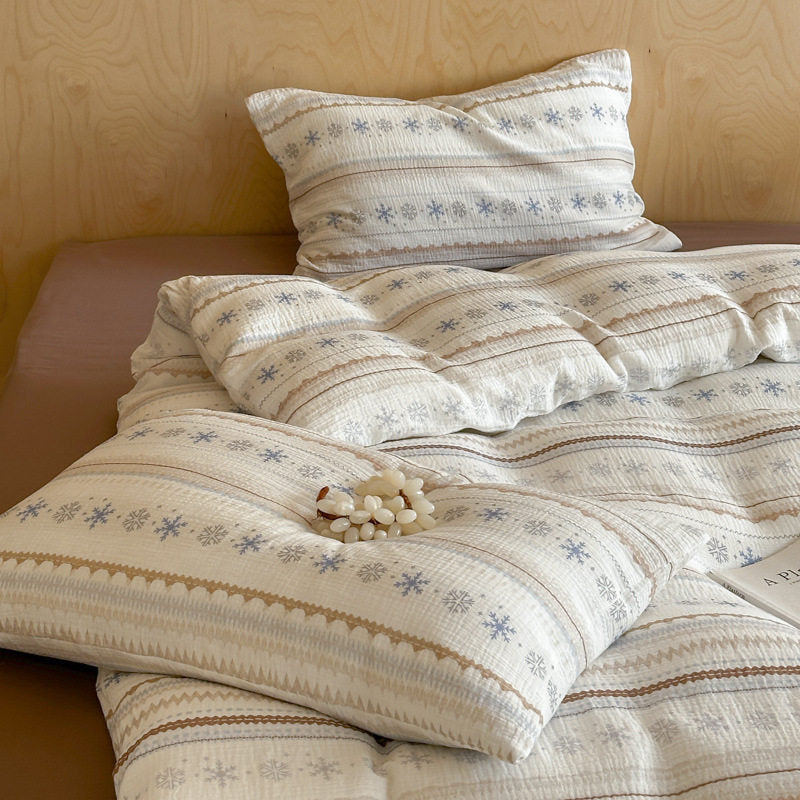 Premium bedding set in nordic-inspired striped pattern made of cotton percale