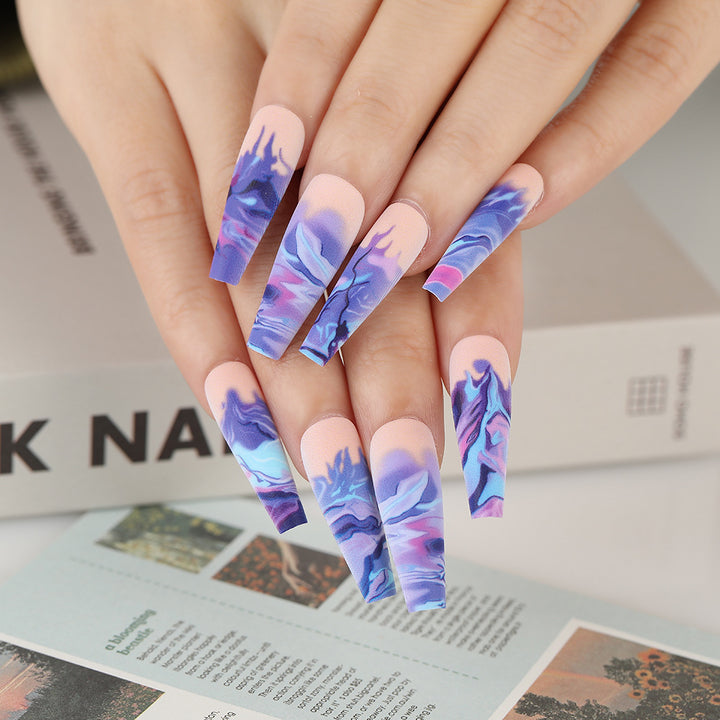 Artificial nails in modern marble design Kalsten