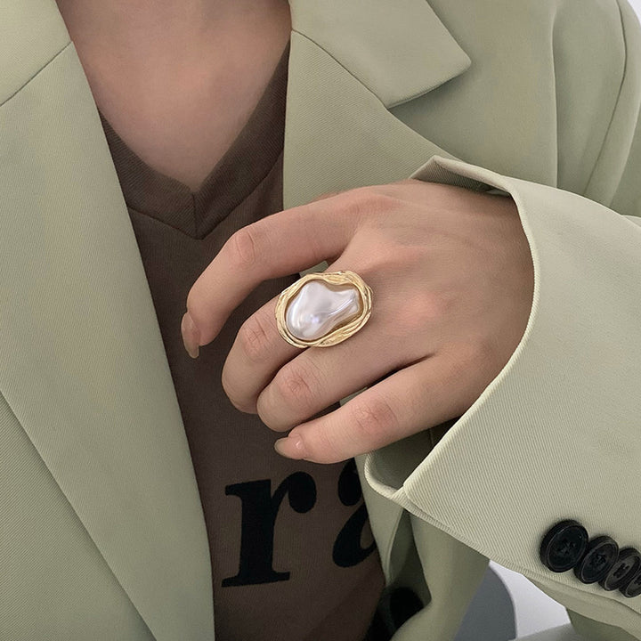 Elegant pearl ring with unique design by Kalsten