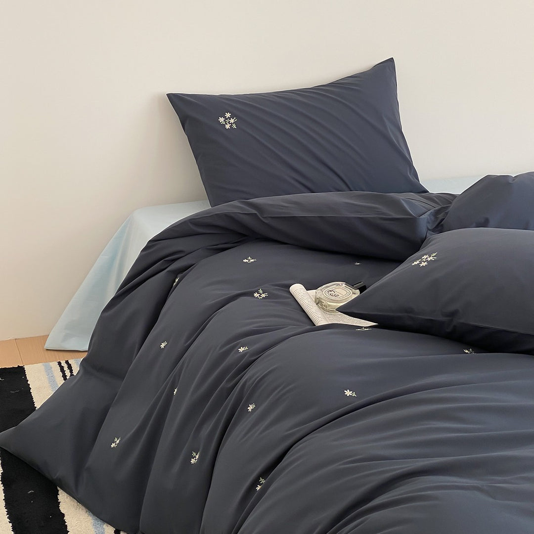 Cotton satin bedding set with delicate embroidered flower decoration and hotel-style closure