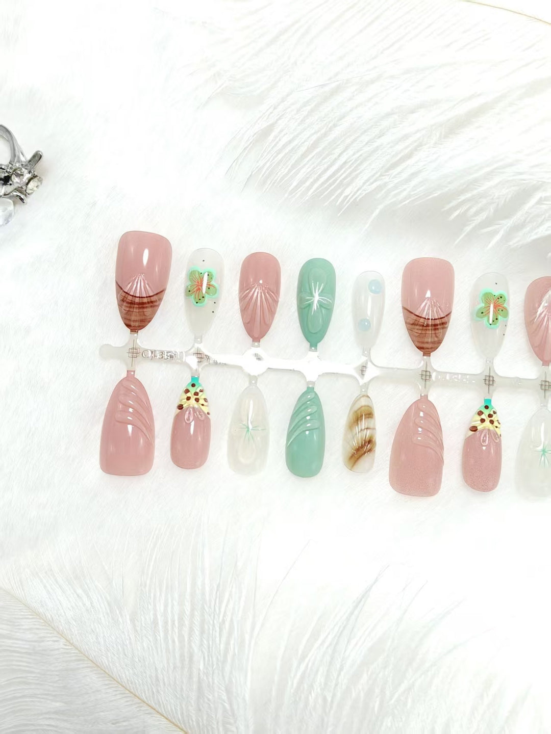 Artificial nail set with exquisite floral designs and shimmering effects Kalsten