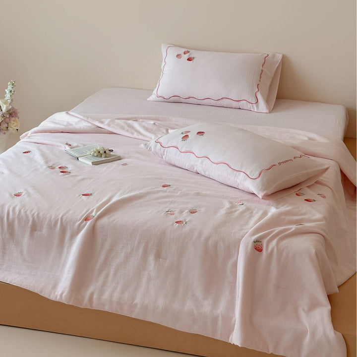Light bedding set made of cotton percale with delicate floral embroidery