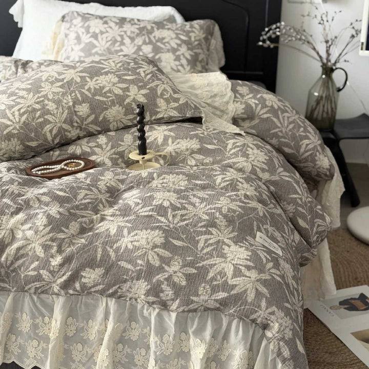 Quilted cotton quilt bedding set with vintage rose print and seersucker texture