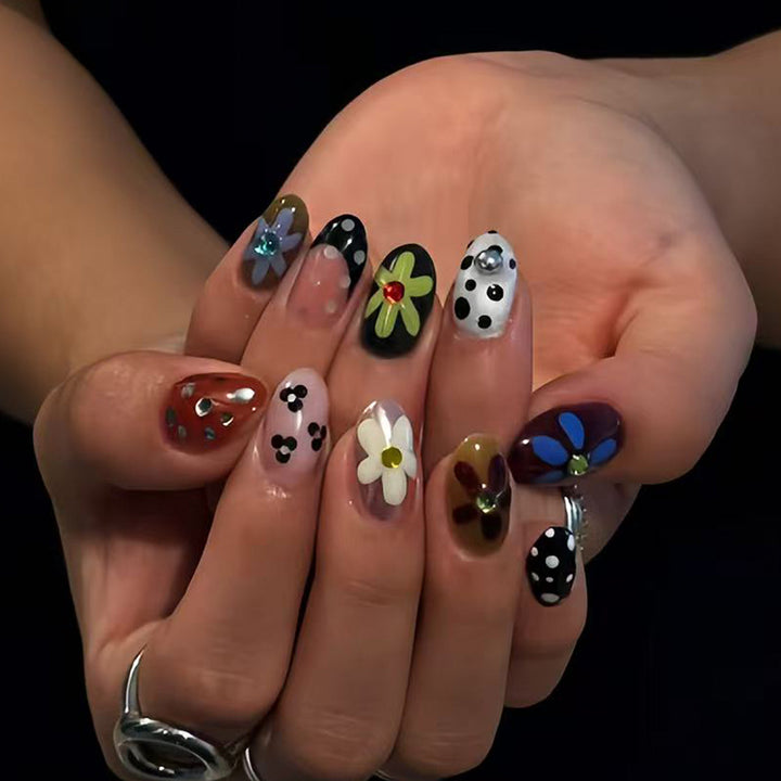 Artful Nail Art with Floral Designs Kalsten