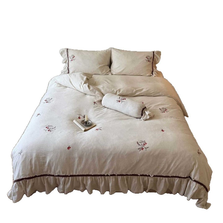 Cotton-linen bed linen set with ruffled hem and embroidered berry designs