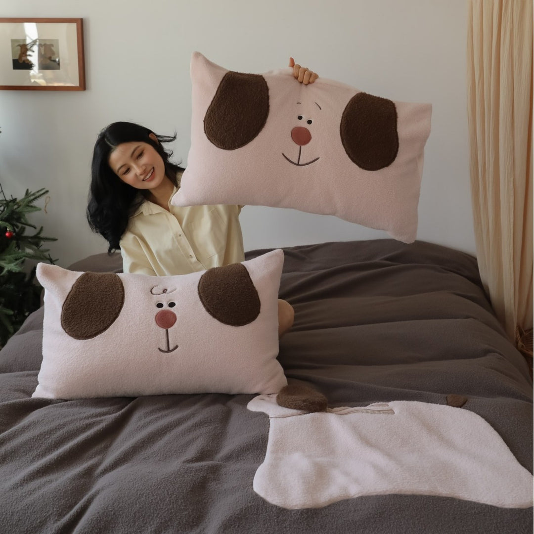 Cuddle blanket with 3D chick application and cute plush feet