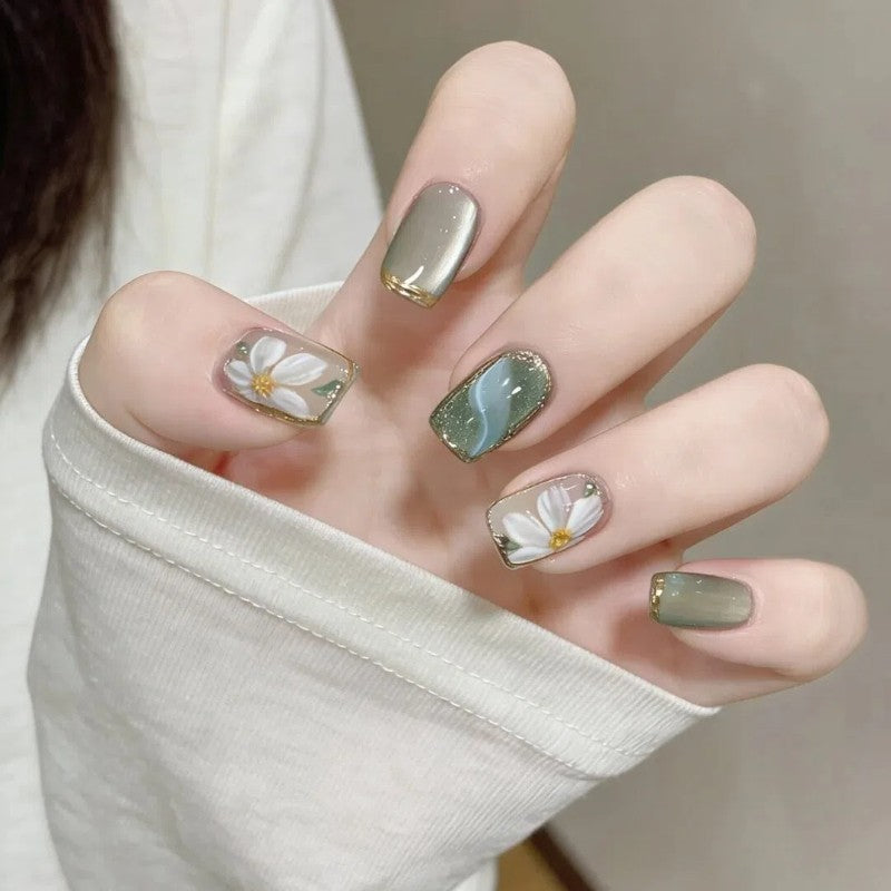 Artificial nails with floral accents and glamorous gold trim Kalsten