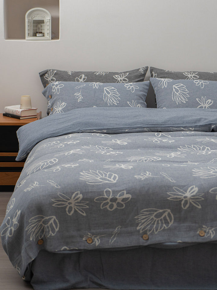 Linen look bedding set with floral print and wooden button closure