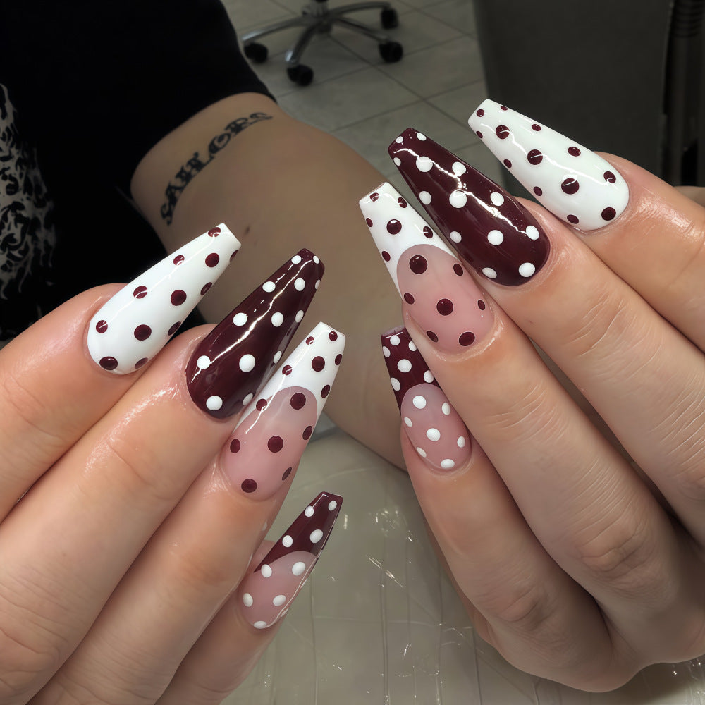 Artificial nails in the popular polka dot design Kalsten