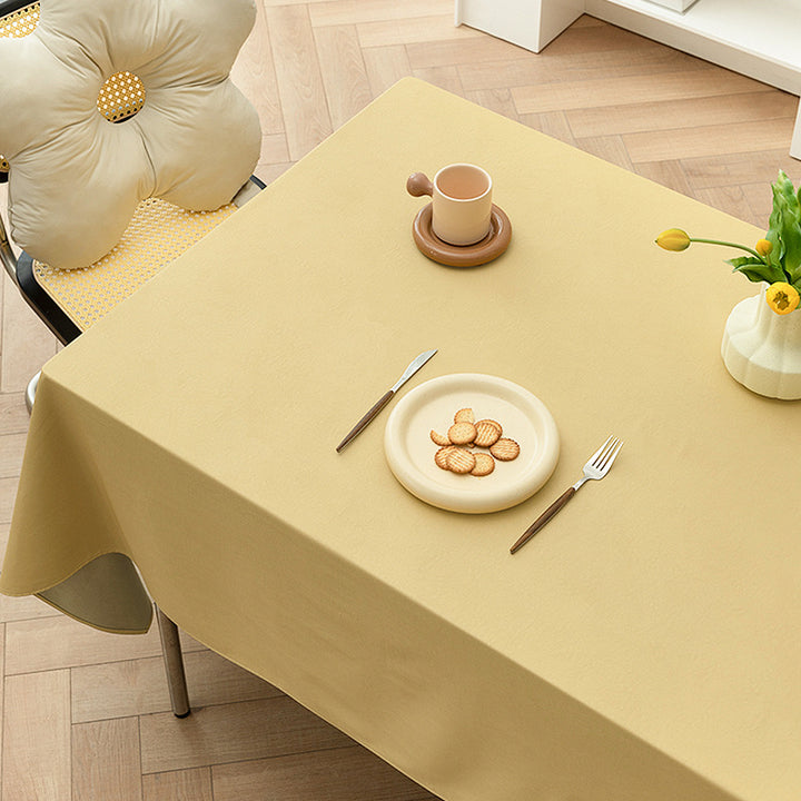 Easy-care rectangular tablecloth made of cotton-polyester with water-repellent coating