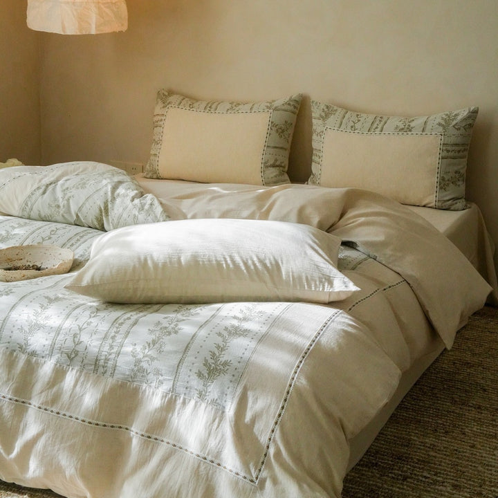 Bedding set with subtle floral stripes made of cotton-linen and hidden zipper