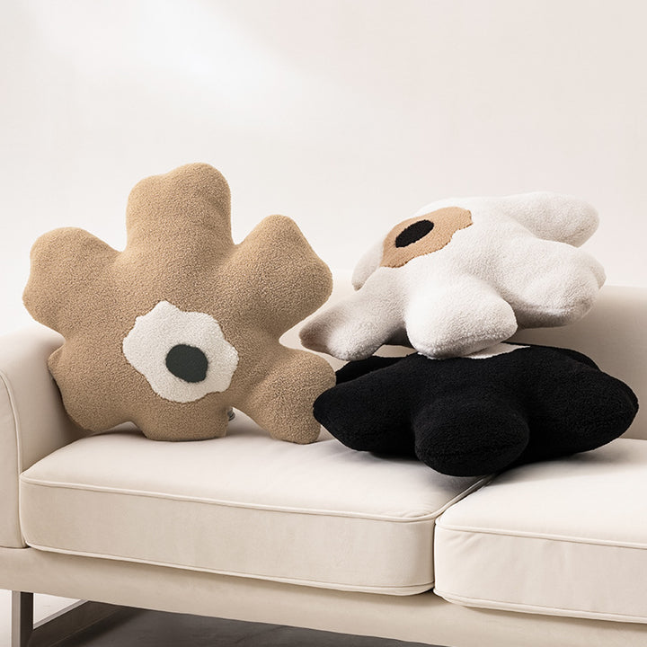Form cushions made of bouclé with organic sculpture look and contrasting center application