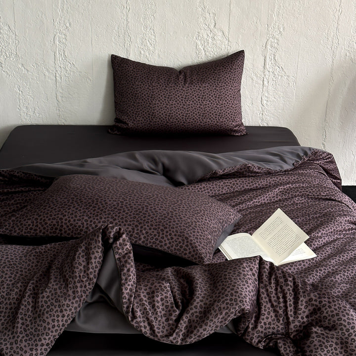 Reversible satin duvet cover set with fine leopard pattern and silky feel