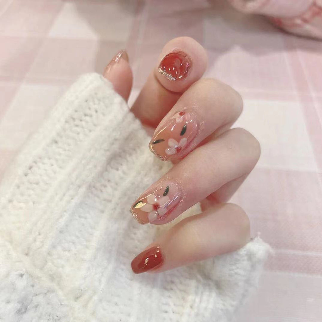 Artful nail art with floral motifs and glitter accents Kalsten