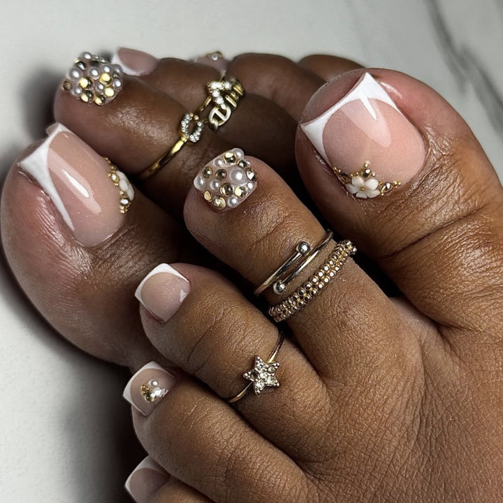 Artful toenail decoration with elegant gold accent Kalsten