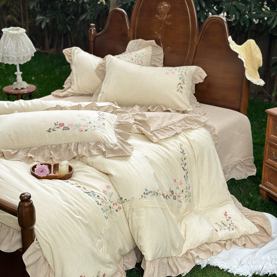 Embroidered linen-look bedding set with frill and romantic floral relief
