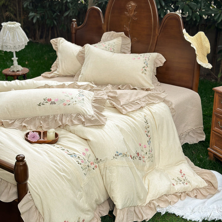 Embroidered linen-look bedding set with frill and romantic floral relief