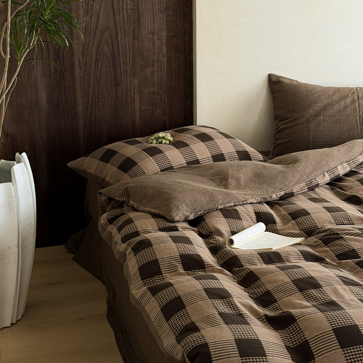 Large check bed linen set made of cotton percale with breathable finish