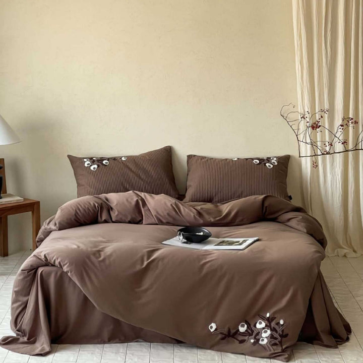 High-quality cotton Mako bedding set with subtle flower appliqué and ribbed pillowcases
