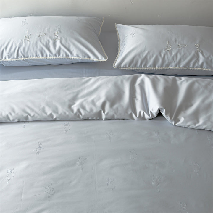 High-quality bed set made of cotton satin with subtle ballerina relief embroideries & lace edging