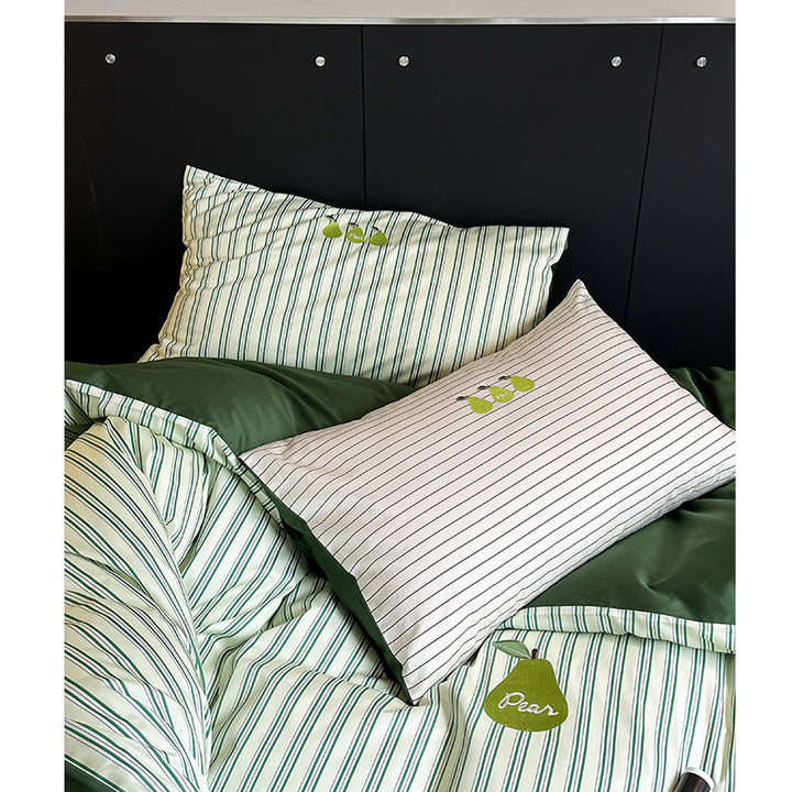 Bedding set with striped pattern and playful dog appliques