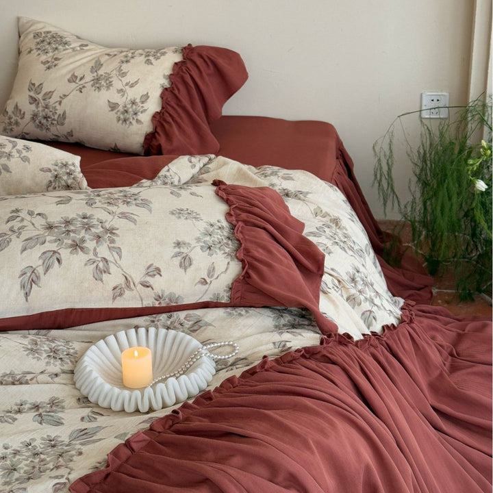 Romantic duvet cover set with ruffle and vintage floral pattern