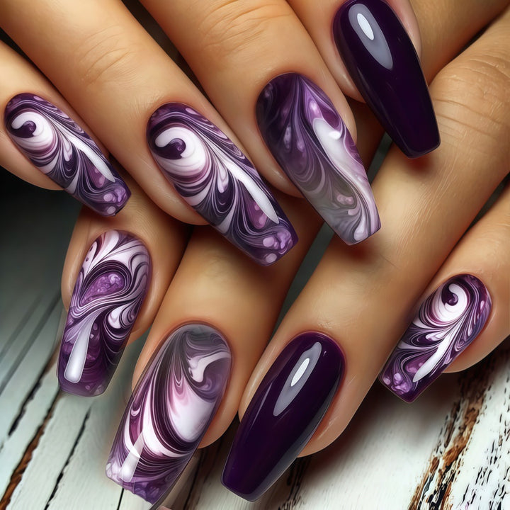 Artificial nails in modern marble design Kalsten