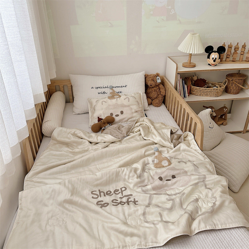 Reversible children's bedding set made of soft microfiber with large teddy bear print and quilted blanket