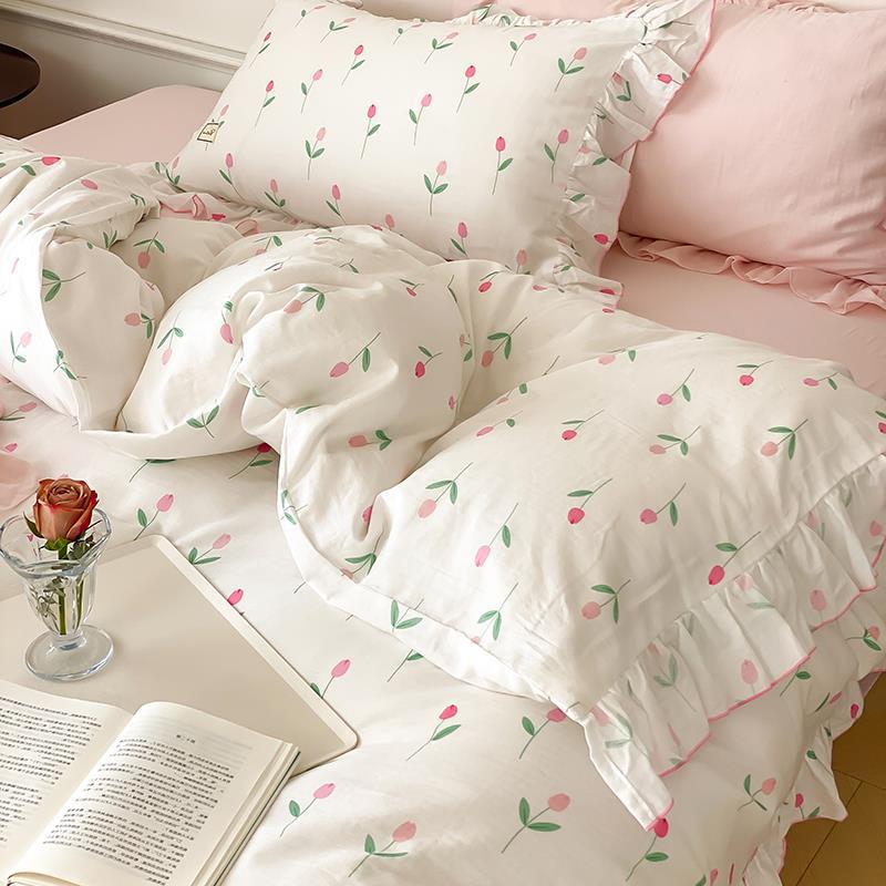 Cotton bedding set with delicate floral pattern and decorative ruffle