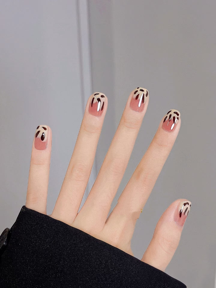 Artistic Press-On Nail Set with Modern Abstract Design