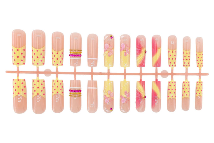 Artificial nail set with romantic flowers and playful accents Kalsten