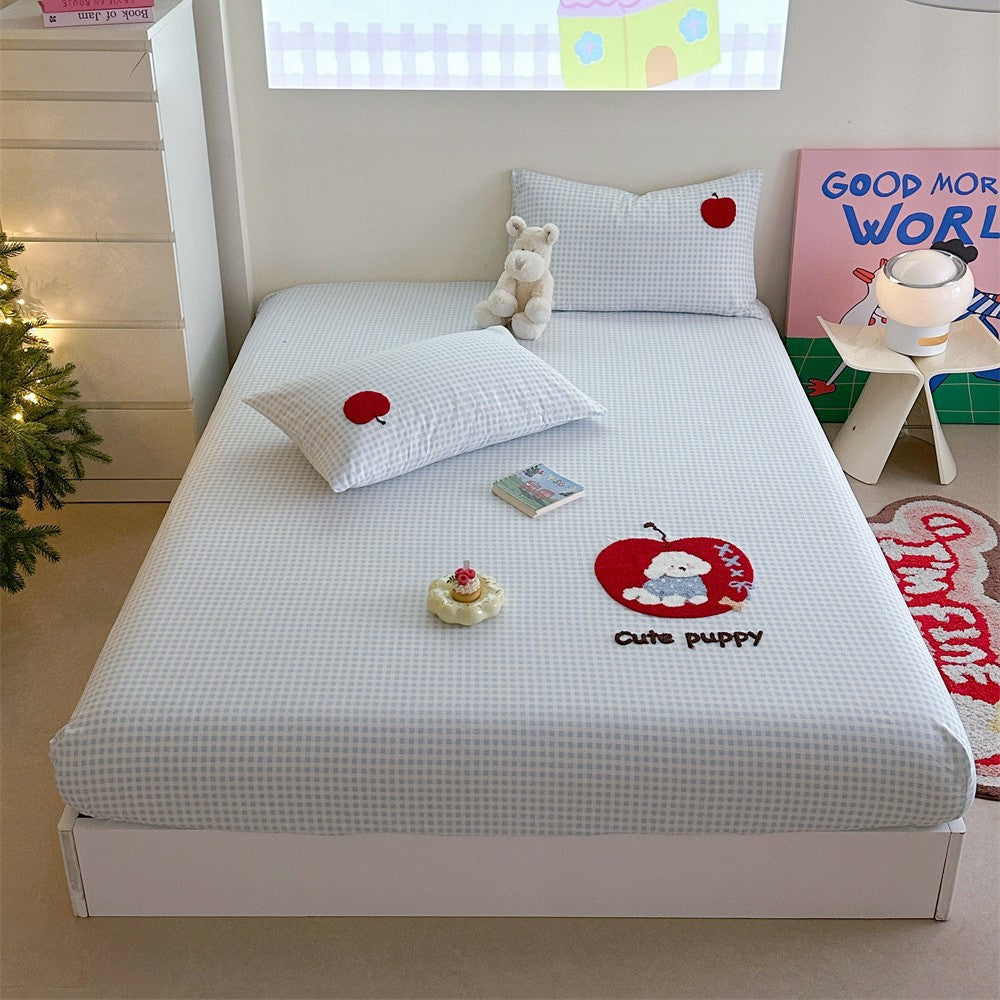Checked cotton bedding set with embroidered bear appliqué and fitted sheet