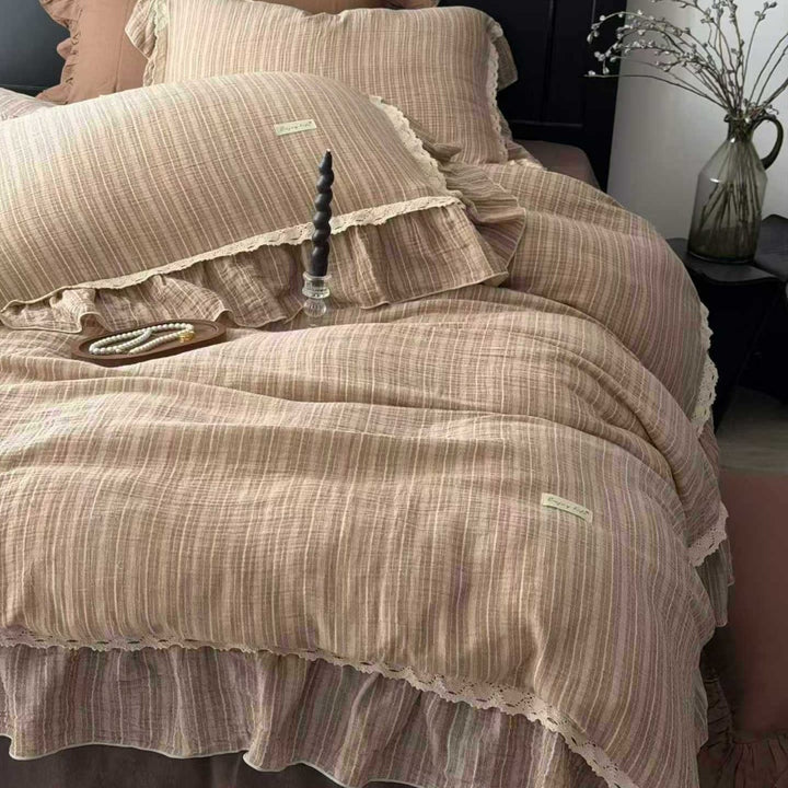 Romantic linen look bedding set with ruffle and lace trim