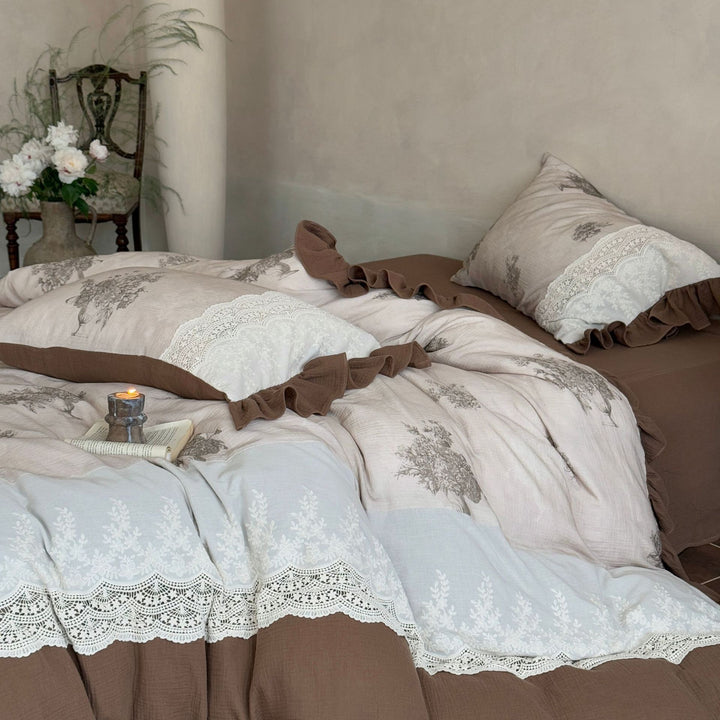 Bedding set in vintage look made of cotton-linen with lace trim and ruffle