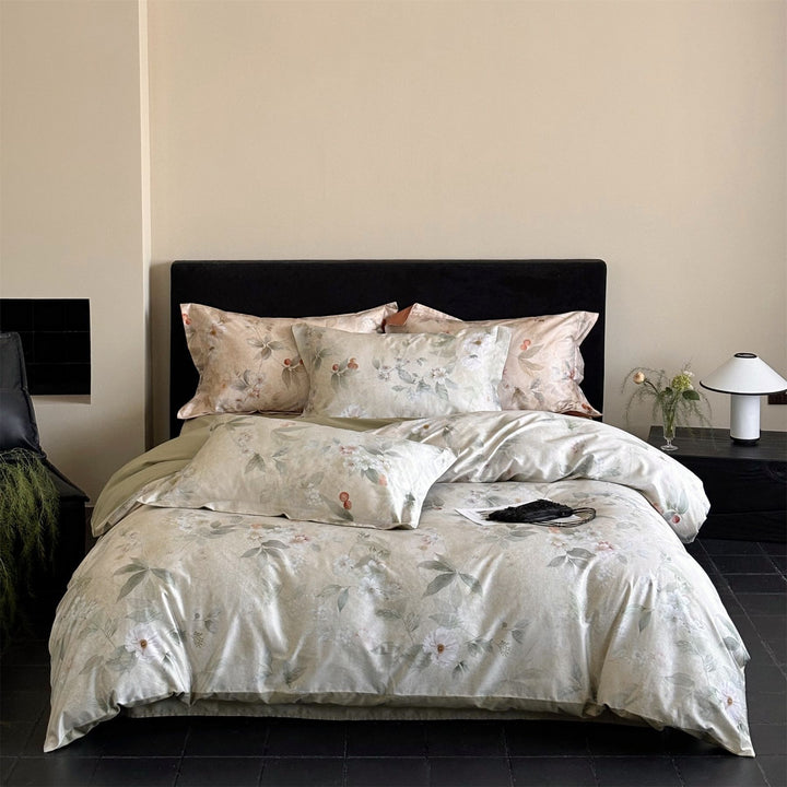 Luxurious bedding set made of cotton satin with floral pattern and concealed zipper
