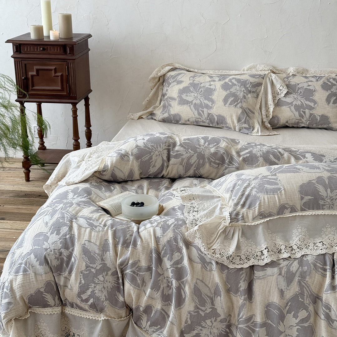 Lightly quilted cotton bedding set in country house style with lace ruffle and large floral motif