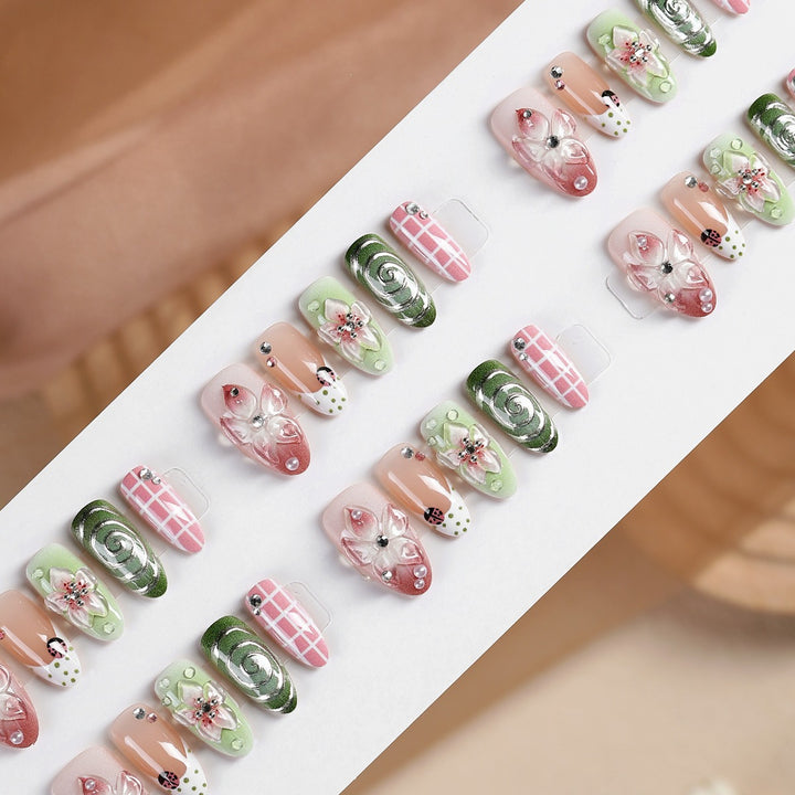 Artificial nail set with floral patterns and unique 3D details Kalsten