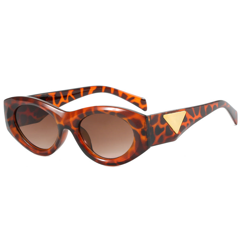 Women Retro-inspired Sunglasses with distinctive accents Kalsten