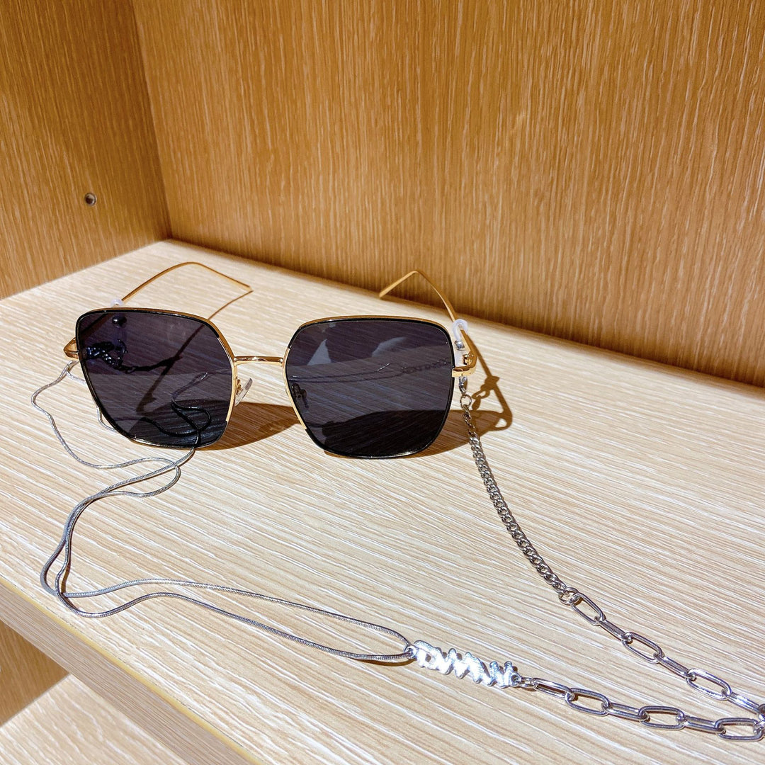 Fashionable sunglasses with luxurious chain strap Kalsten