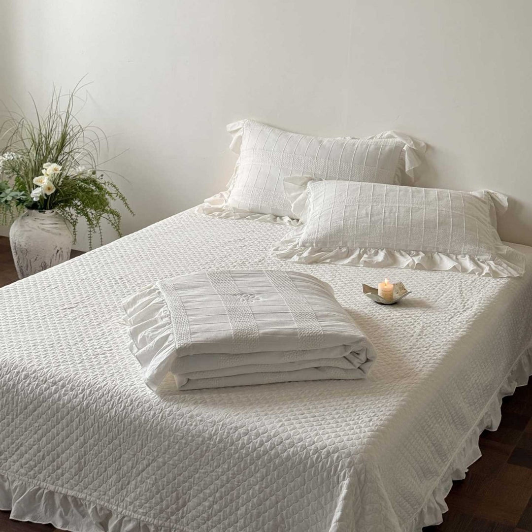 Bedding set made of cotton with flounce and matelassé texture