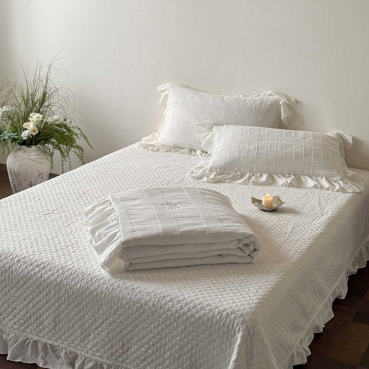 Bedding set made of cotton with flounce and matelassé texture
