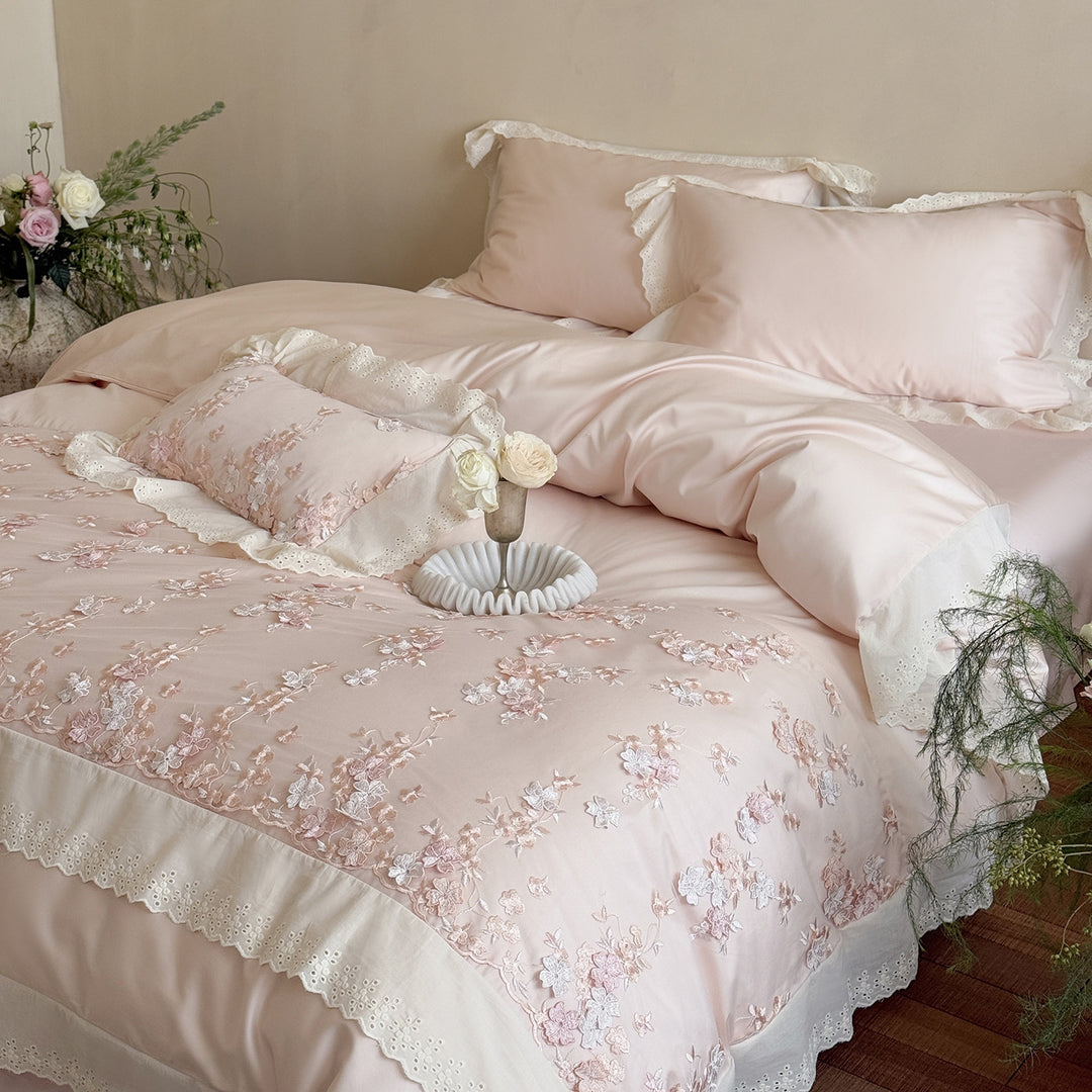 embroidered luxury bedding set made of cotton satin with lace border