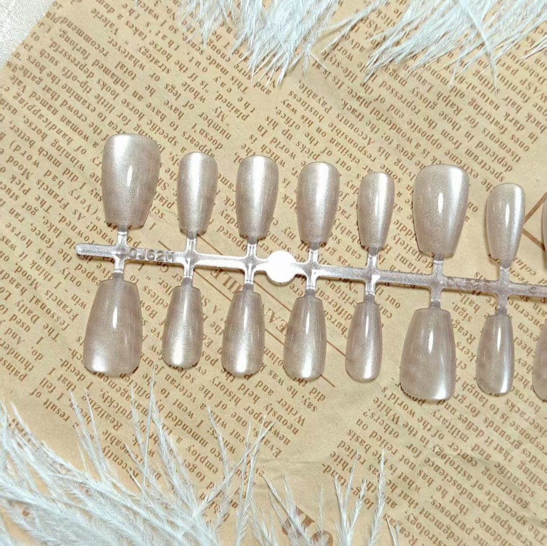 Artificial nails in elegant nude glitter design Kalsten