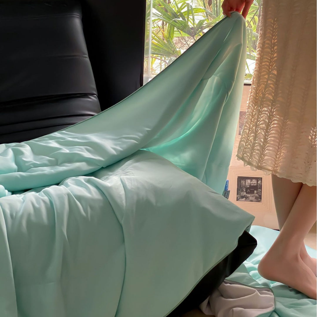 Light quilted blanket made of microfiber satin, breathable and hypoallergenic