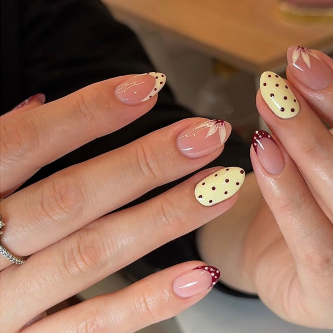 Artificial nail art with playful dots and bows Kalsten