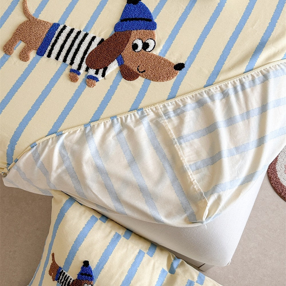 Checked cotton bedding set with embroidered bear appliqué and fitted sheet