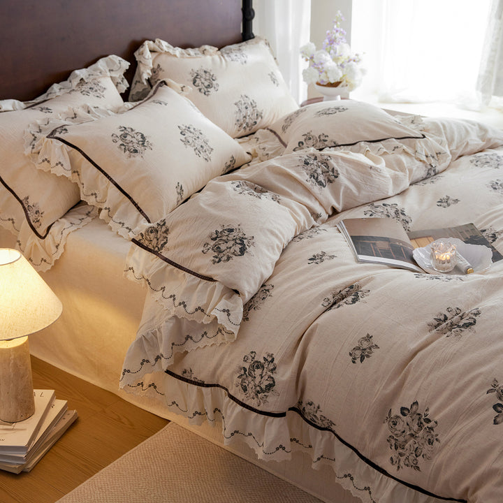Cotton-linen bed cover set with vintage rose print, frill pillow and natural crinkle look