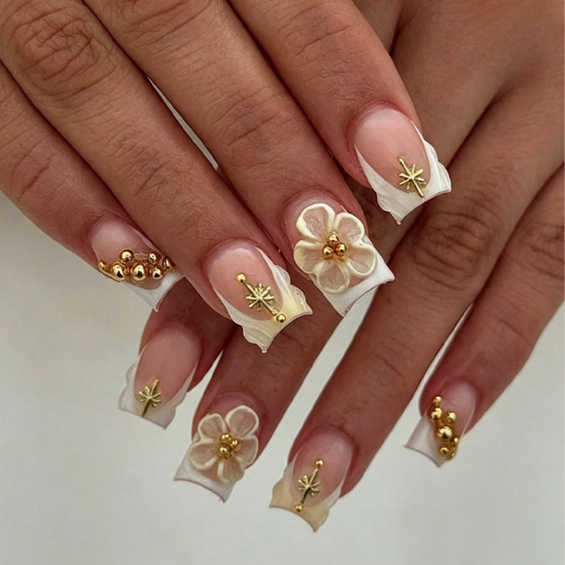 Nail set with delicate flower and gold embellishments Kalsten